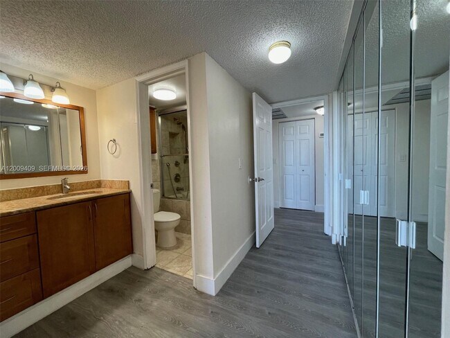 Building Photo - 9471 Evergreen Pl