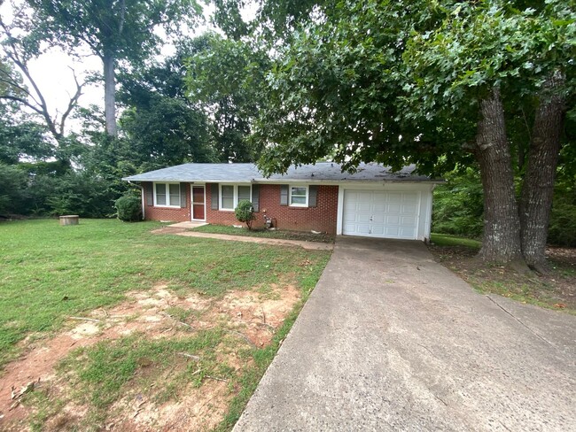 Building Photo - 3 Bedrooms near Pinnacle Classical Academy