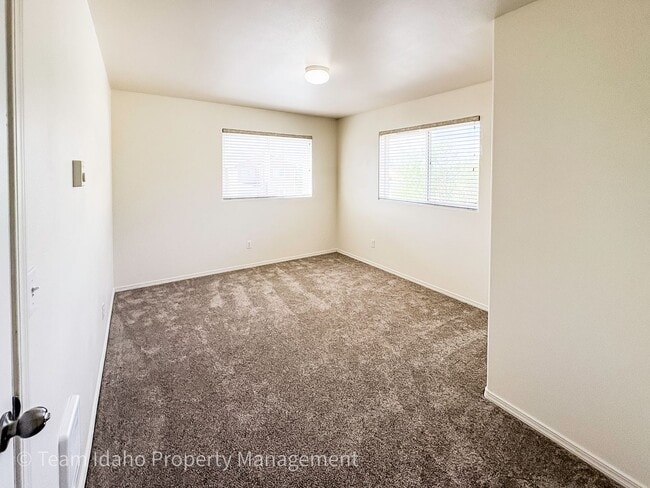 Building Photo - Beautiful 4 bedroom 3 bath townhouse w/att...