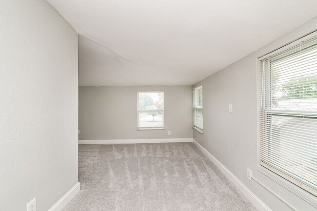 Building Photo - 5BR/2BA | Newly Renovated Single Family Home | Area for office | In Saint Petersburg!
