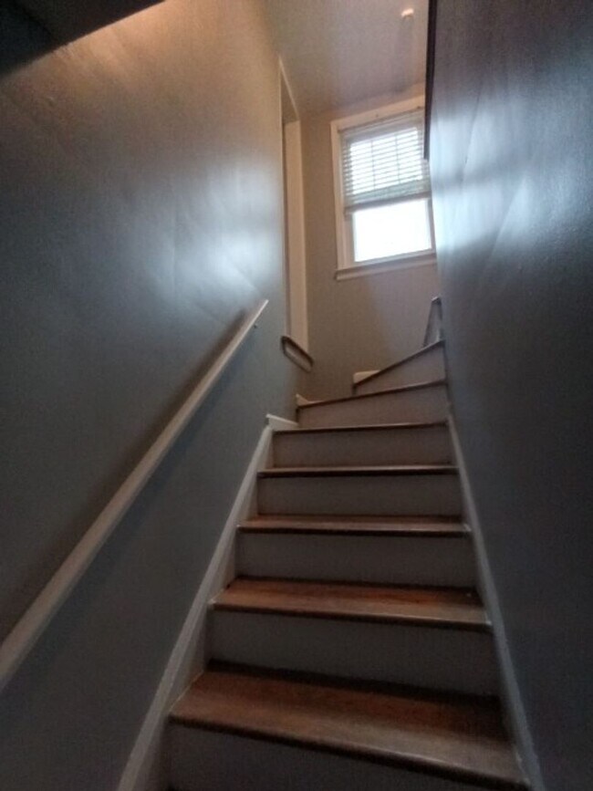 Building Photo - EAST SIDE - 3bd Brick Bungalow $1100/mo