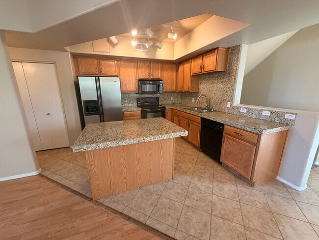 Building Photo - End Unit 2 bed/2.5 bath Town Home Ready 4 Move In!