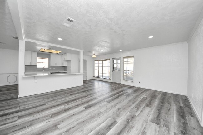 Building Photo - 8011 La Roche Ln