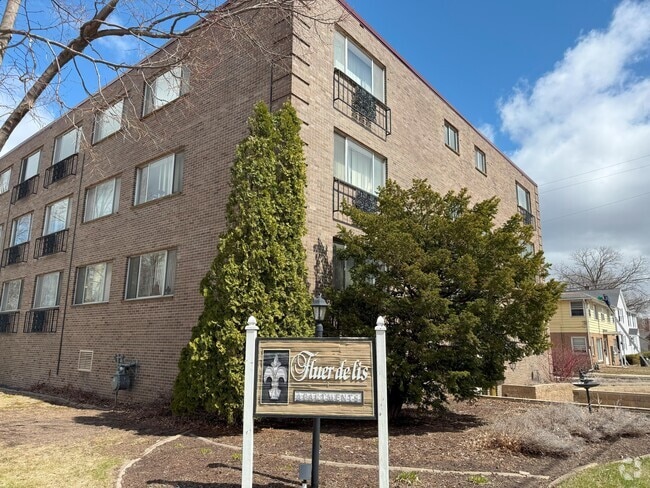 Building Photo - Fleur de Lis Apartments