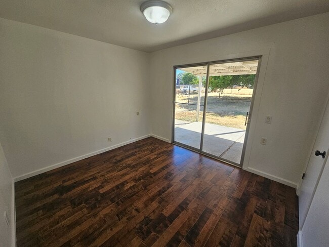 Building Photo - 2 Bedroom 1 Bathroom Home for Rent in Corning!