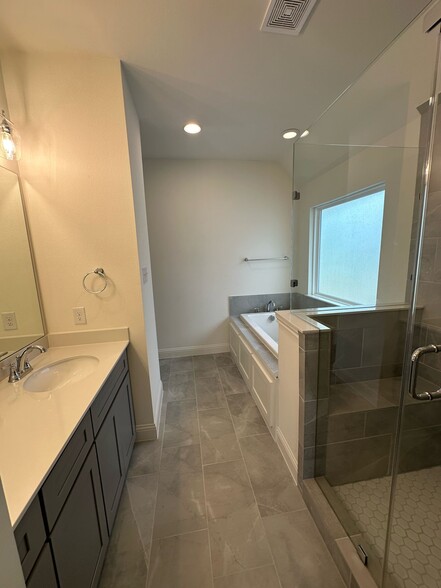 Master bathroom - 3429 Vista Highlands Ln