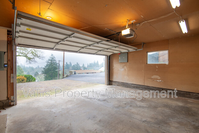 Building Photo - 429 Stoneway Dr NW