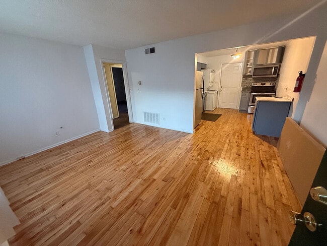 Building Photo - Room in Apartment on Dunlap Ave