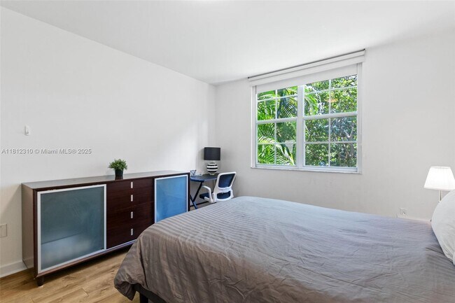 Building Photo - 19999 E Country Club Dr