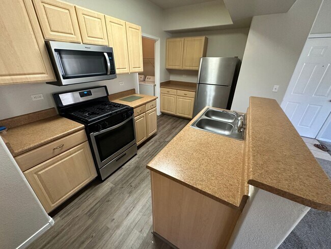 Building Photo - CUTE UPSTAIRS CONDO UNIT , LOCATED IN A GATED COMMUNITY 2 BEDROOM / 2 FULL BATH