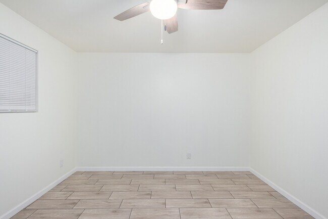 Building Photo - 5107 N 28th Dr