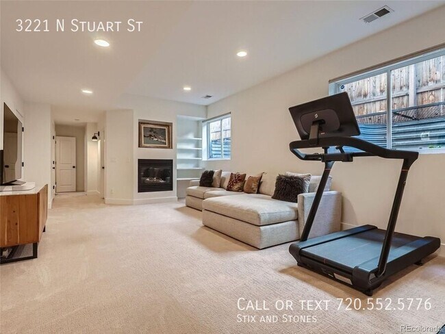 Building Photo - 3221 Stuart St