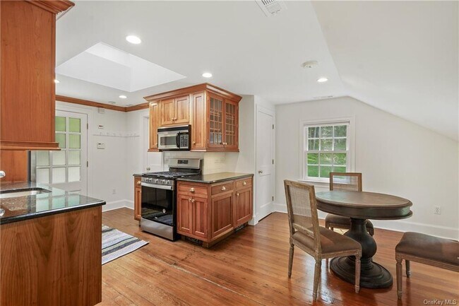 Building Photo - 140 Greenwich Rd