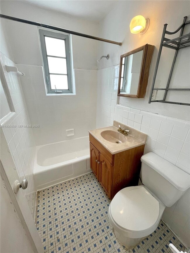 Building Photo - 901 Collins Ave