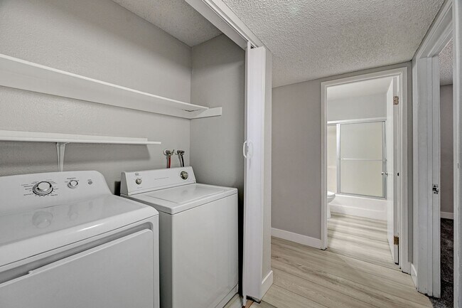Building Photo - 1305 Kari Lee Ct