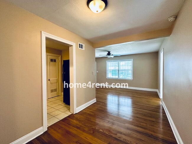 Building Photo - Adorable Ranch in Roeland Park w/ Wood Flo...