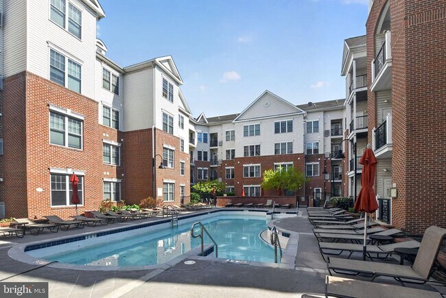 Building Photo - 300 W Elm St