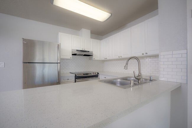 Breakwater3 Bed, Kitchen - Breakwater Apartments