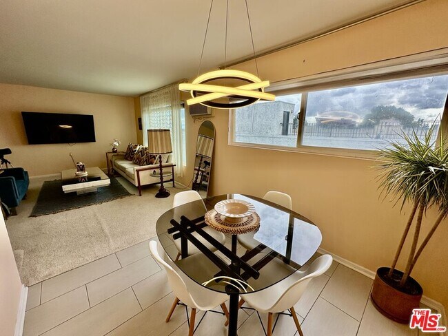 Building Photo - 960 Larrabee St