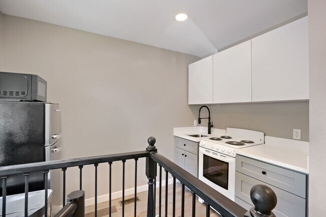 Building Photo - HISTORIC 2 BED/1 BATH HOME IN OLD TOWN LOUISVILLE: Available Now!