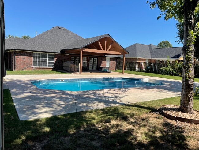 Building Photo - 602 Paradise Way