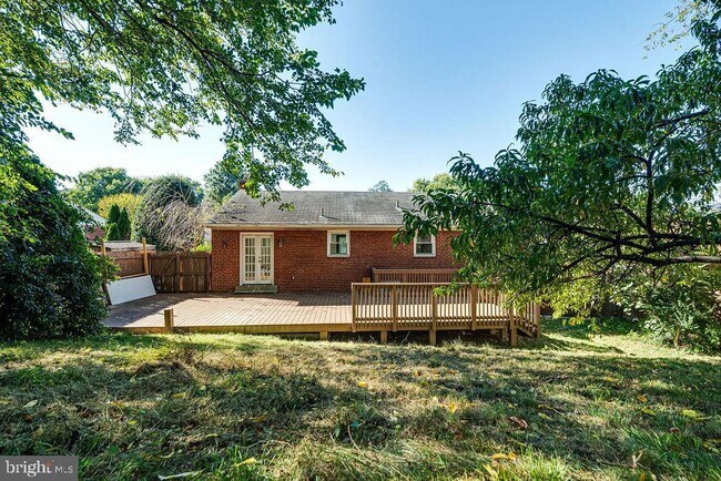 Building Photo - 869 Patrick Henry Dr