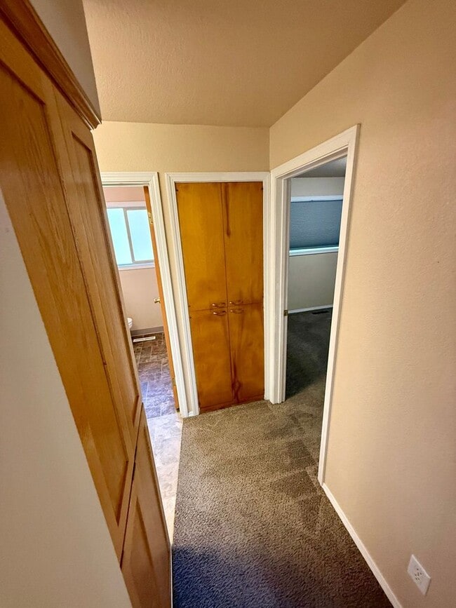 Building Photo - **For Rent: Spacious 4-Bedroom Home with 2 Family Rooms & Huge Backyard!**