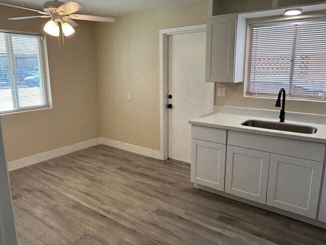 Building Photo - 726 E 3rd Ave