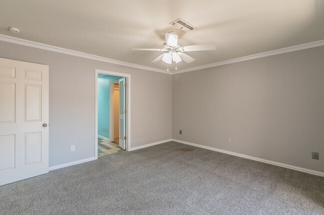 Building Photo - BEAUTIFUL and SPACIOUS Townhome in Ideal L...