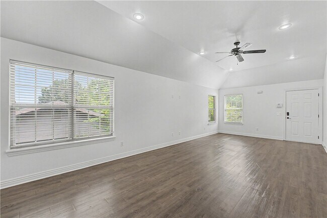 Building Photo - 1217 N Stephens Ave