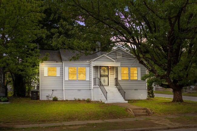 Primary Photo - Newly Renovated 3 Bedroom 2 Bath Home Avai...