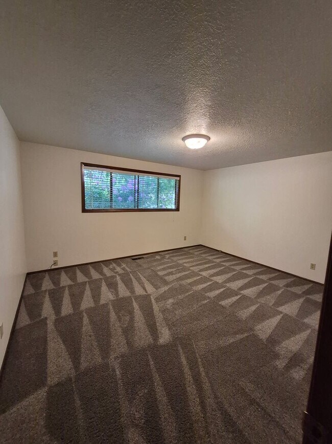 Building Photo - Charming South Salem Duplex!