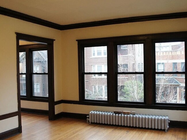 Building Photo - 2428 N Sawyer Ave