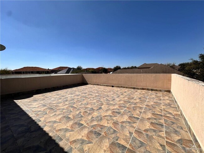 Building Photo - 15 Keeton Ave E