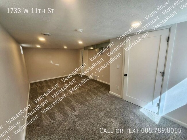 Building Photo - 1733 W 11th St