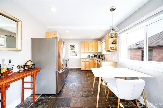 Building Photo - Charming 4 bed, 2 bath, fully fenced, covered deck in convenient location.