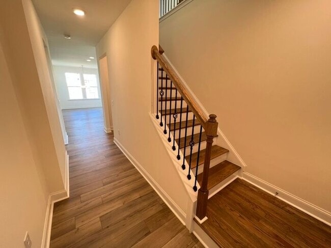 Building Photo - LIKE NEW 4 Bedroom Home w/ Ground Floor Be...