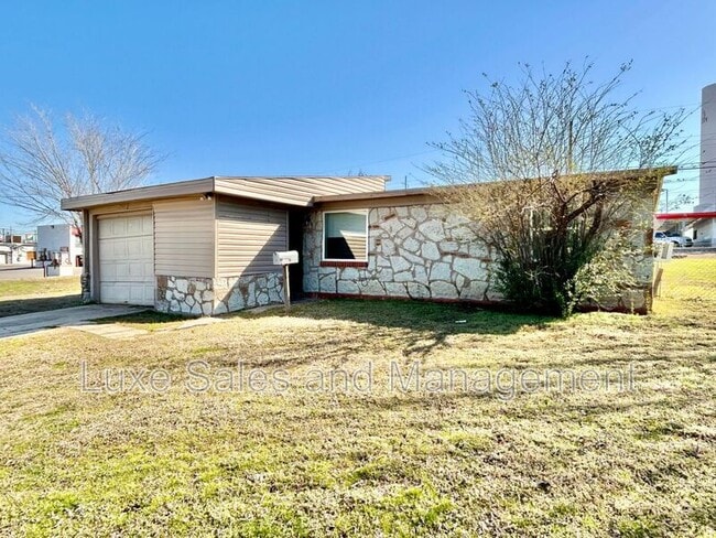Building Photo - 1700 Karen Dr