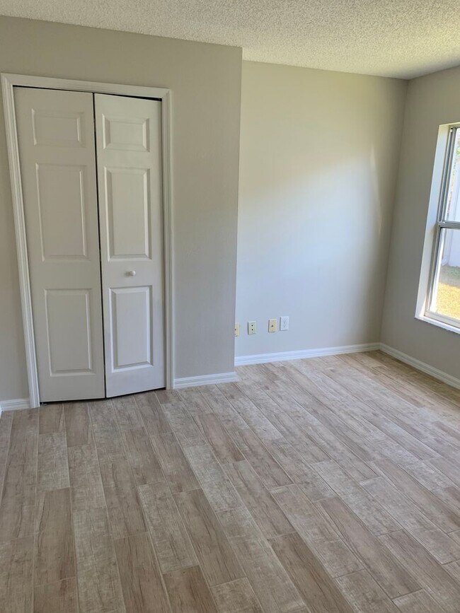 Building Photo - Beautiful 3 Bedroom, 2 Bathroom Home with Lake in Melbourne, FL!