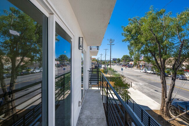 Building Photo - 6832 Hazeltine Ave