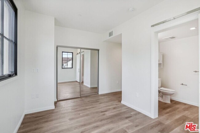 Building Photo - 951 S Wilton Pl