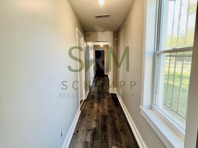 Building Photo - 2 Bedroom house in West Louisville- Section 8 accepted