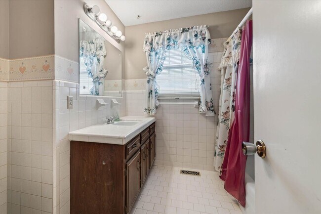 Building Photo - 2 Bedroom Dog Friendly Home For Rent With Large Bonus Room!