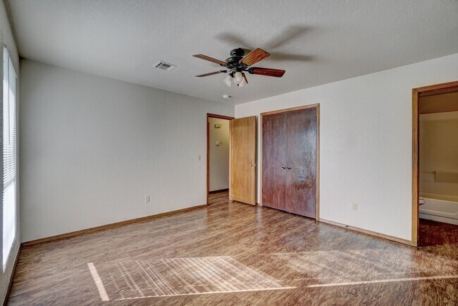 Building Photo - Comfort, Charm & Convenience in This Edmond Duplex