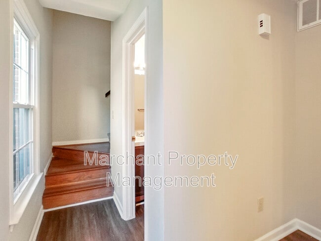 Building Photo - 106 E Bay Ct