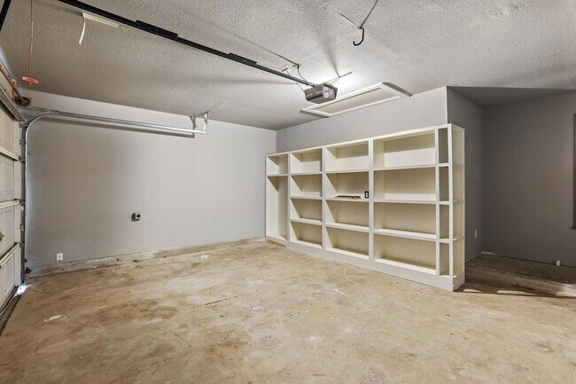 Building Photo - 2656 Bradley Ln