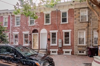 Building Photo - 3 Bedroom Townhouse