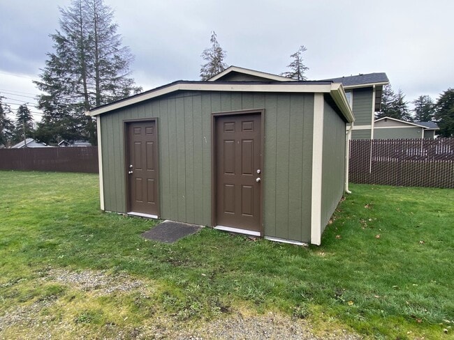 Building Photo - Charming 2 Bedroom Duplex - Granite Counters, Plank Flooring, Fully Fenced, Storage Shed!