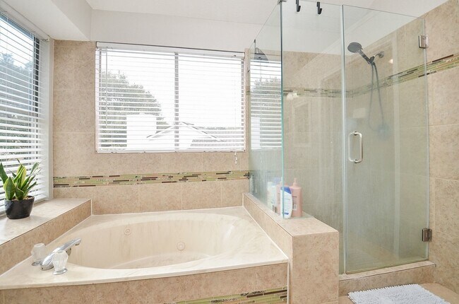 Building Photo - 4614 Rainbow Run