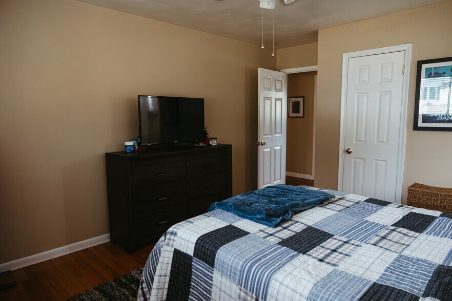 Building Photo - 417 Forest Glen Dr